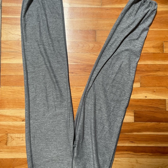Lululemon flare workout pants. Probably from 2017- barely worn perfect condition - Picture 3 of 3